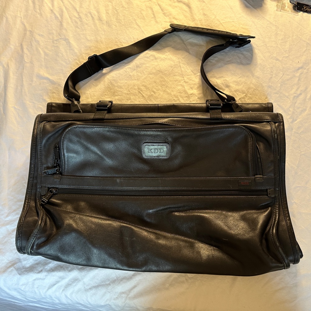 Tumi Black soft Leather G4 Tri Fold garment bag luggage